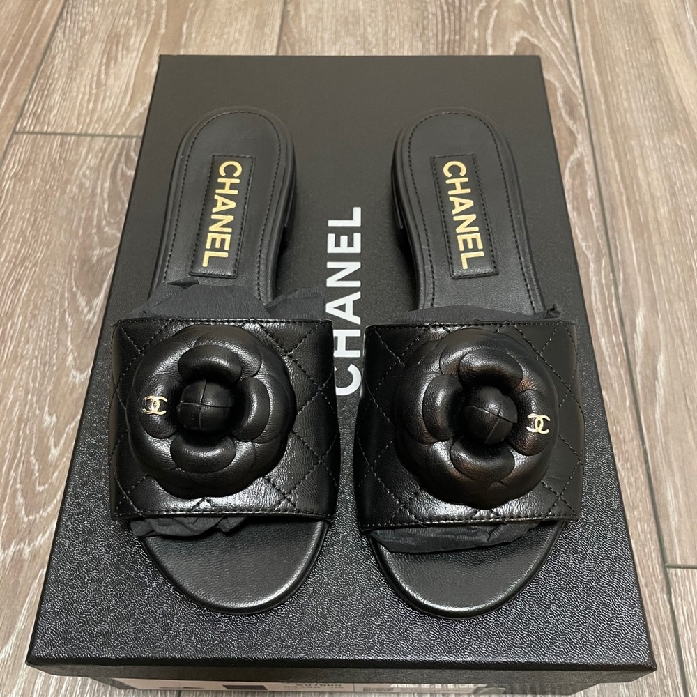 Chanel 21k leather mules/slides